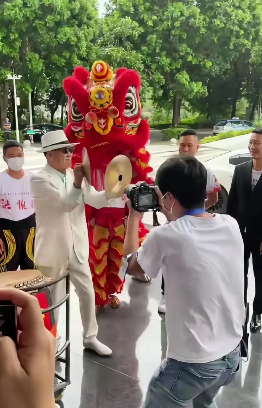 人生的归宿是墙角王晶说:“我不知道万梓良有糖尿病，最近几年我们很少联系了，以前