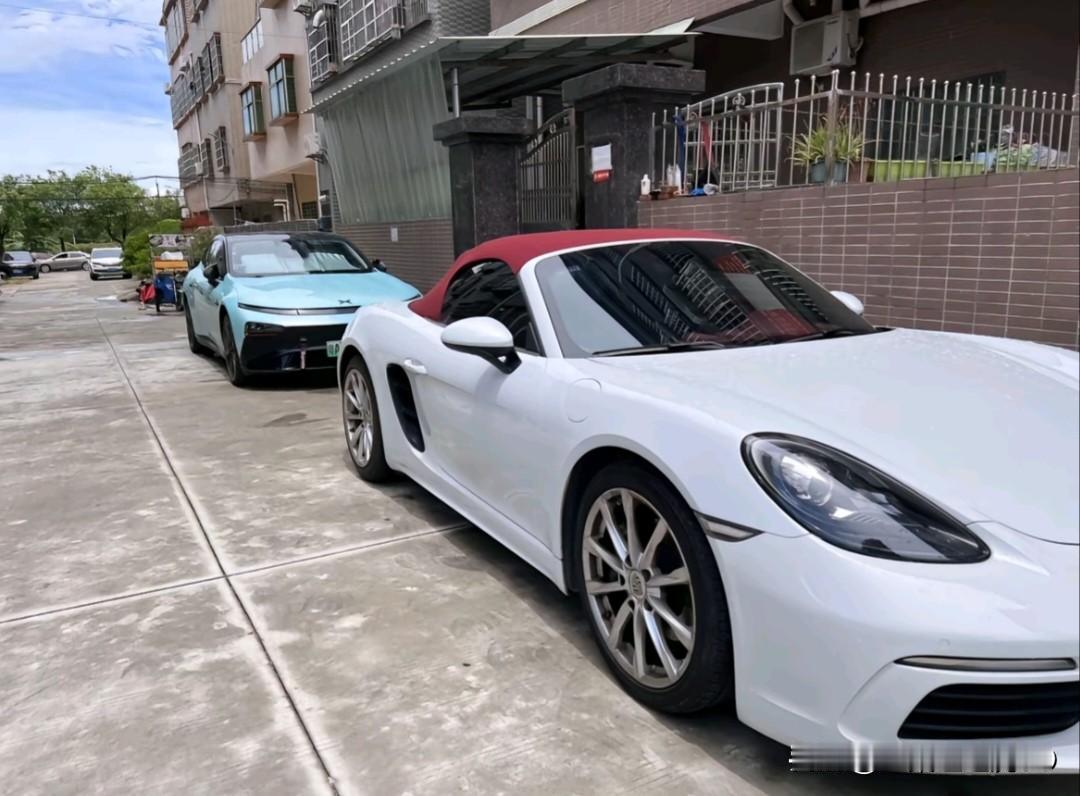 我家是两个油车，一个电车。地库能充电0.26一度电。电车开三年了保险每年250