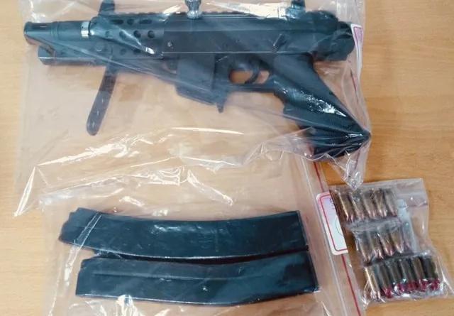 高雄市警方缴获KG-9冲锋枪49岁的嫌疑人刘某到达住所并下车时，警方对其进行