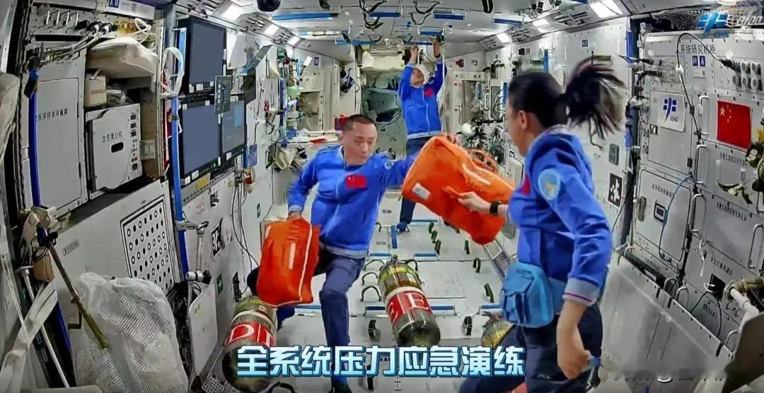 头发飘着，脸有点肿，人却精神得很。神舟二十三号乘组上天刚满三周，官方画面里黎家