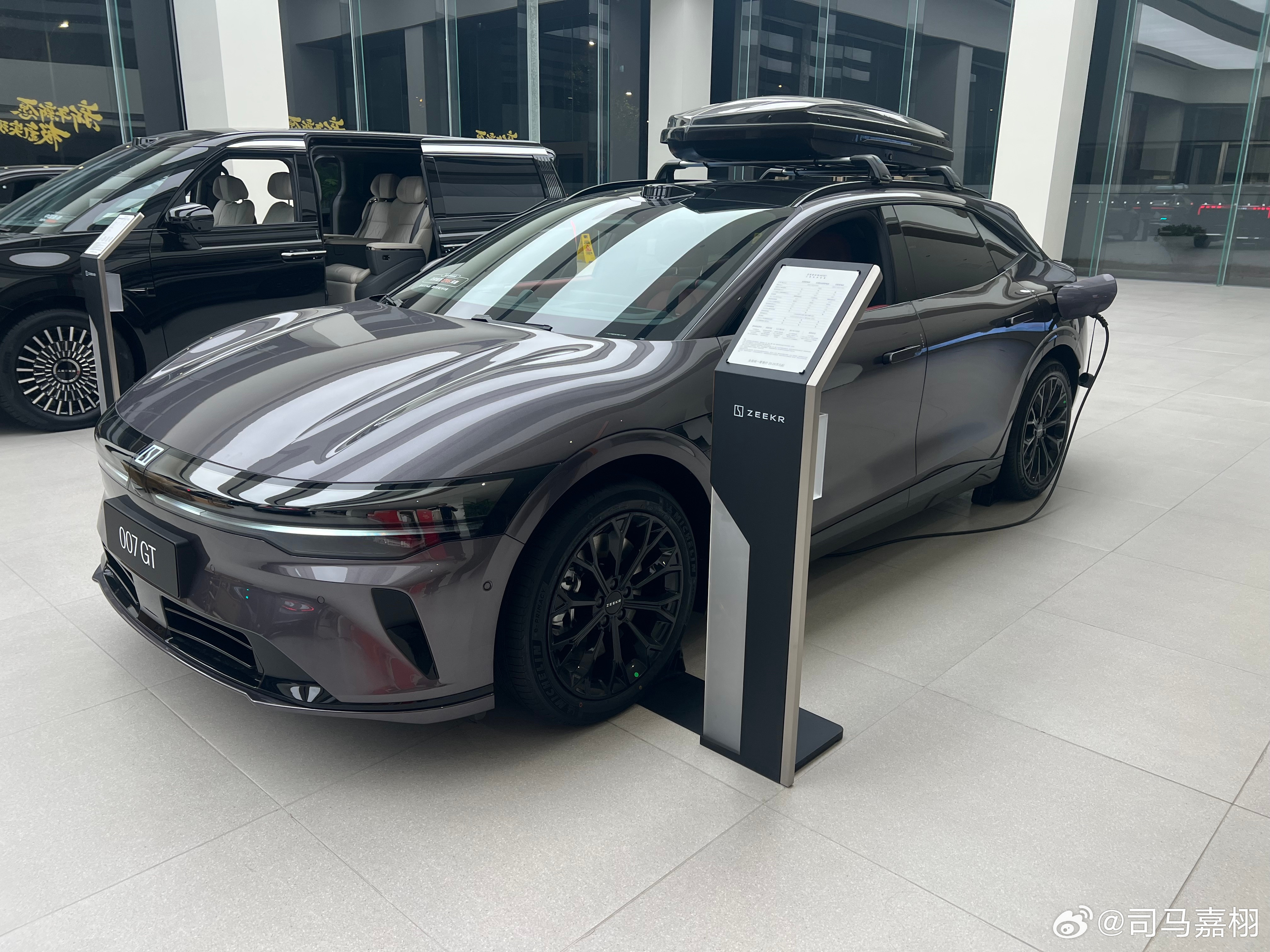 在之前我曾经体验过极氪007，那台车型特别是底盘表现还是挺不错的，而极氪也推出了