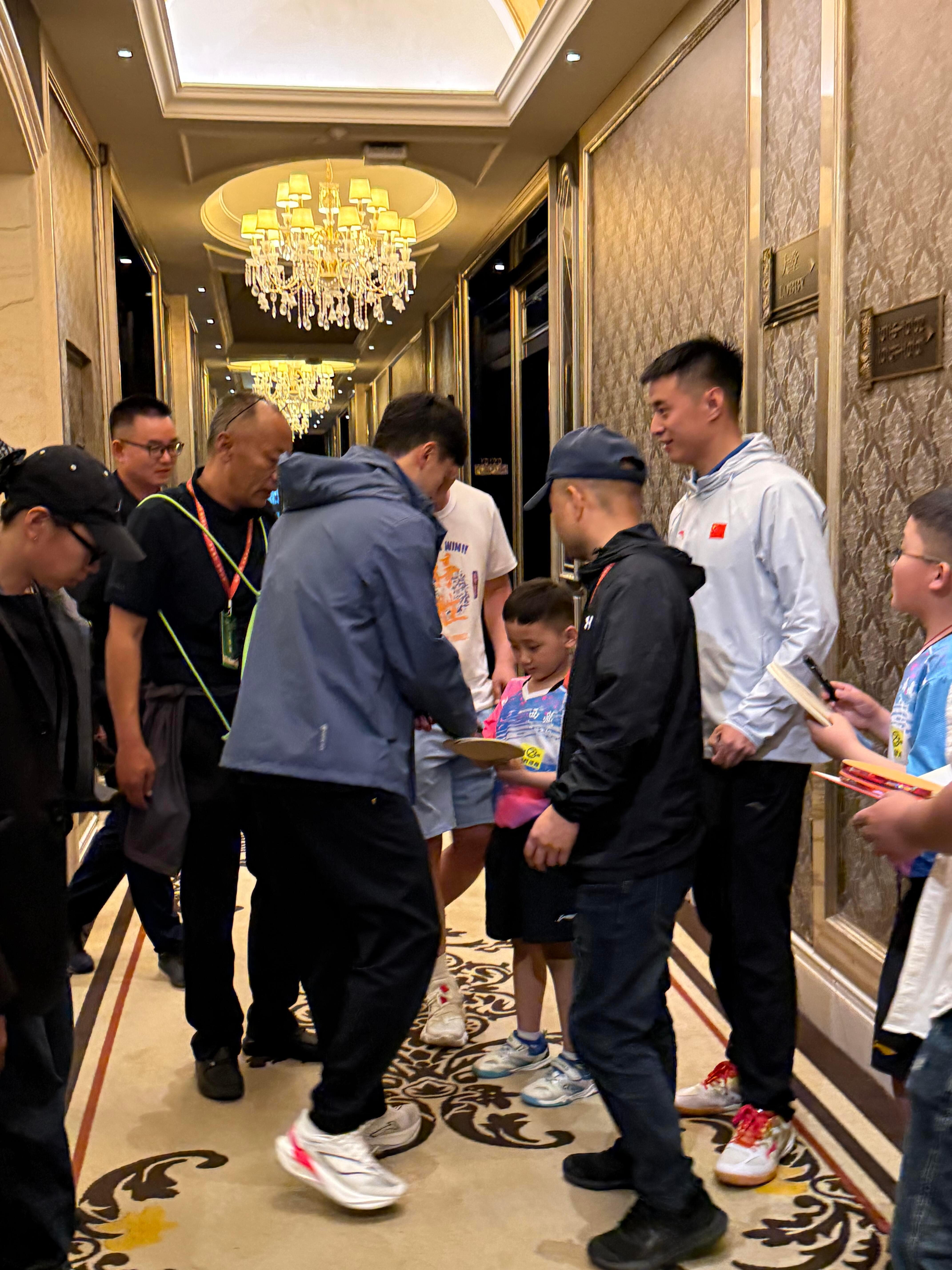 马龙哥哥真的nice西藏乒训中心：听见小朋友呼唤马上就过来咯​​​