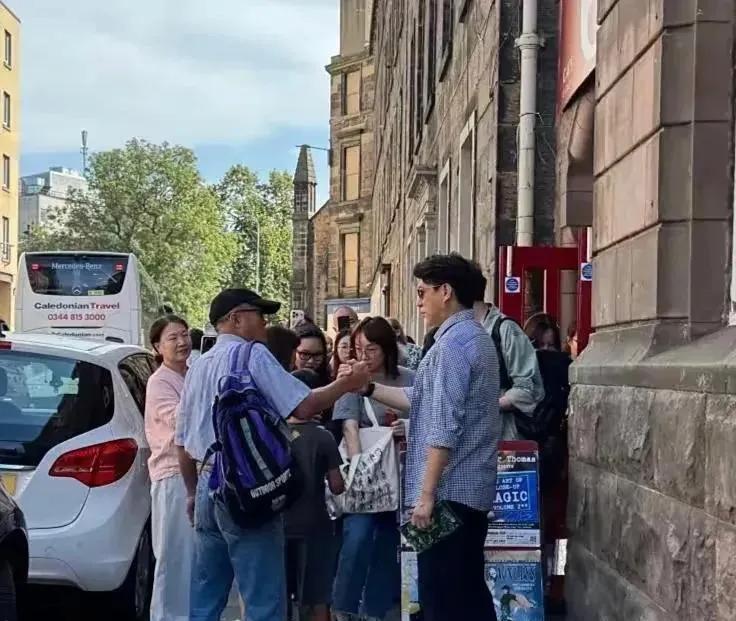 48岁靳东伦敦机场引爆热情，粉丝疯狂到手机举成树林，大妈激动方言喊：等你十年了！