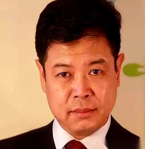 华为刚把新技术“韬定律”的喜报发出来，庆功的酒杯估计还没举起来，自家院墙里就飞出