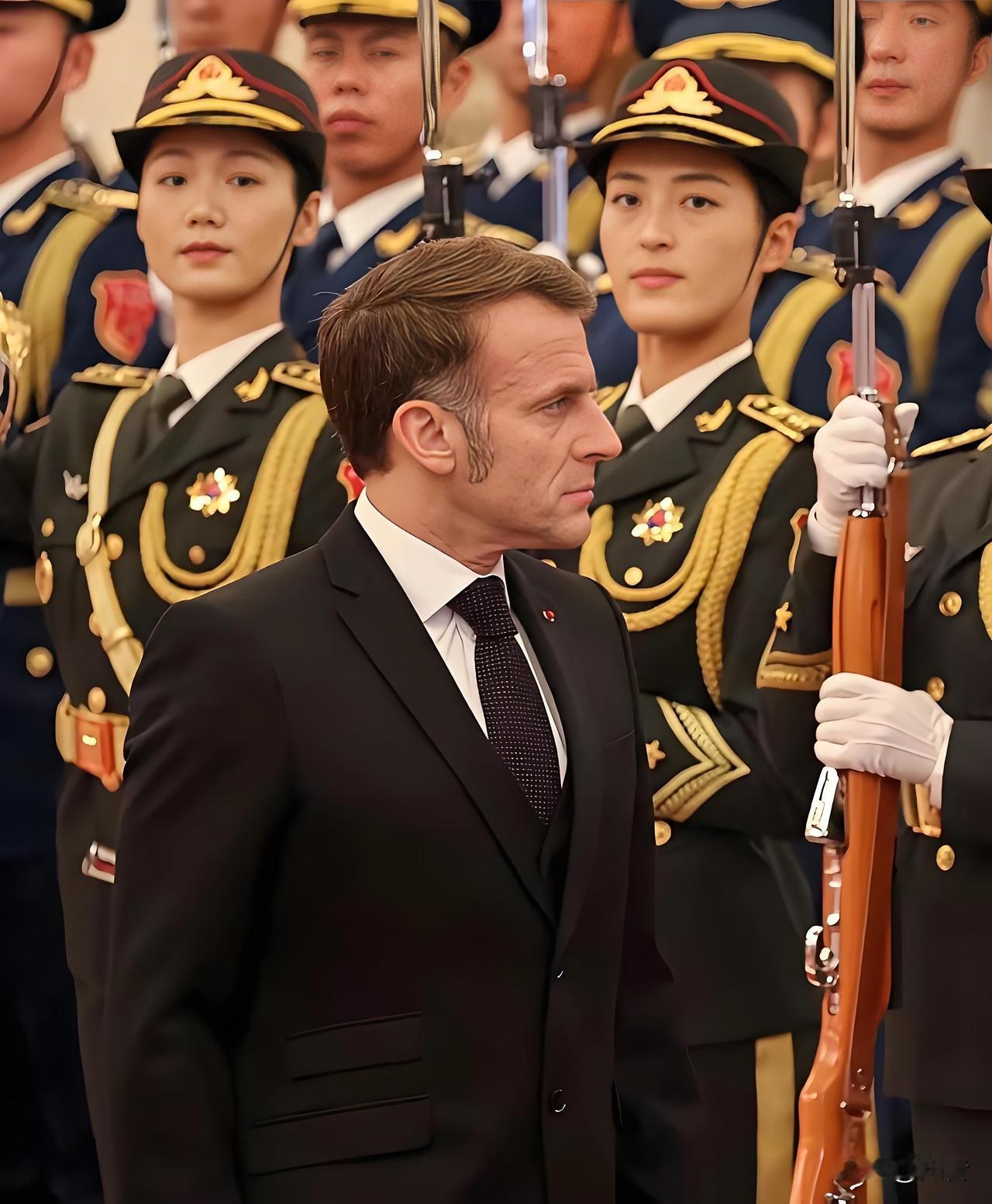 法新社拍的照片就是牛，拍照的水平真不一般啊！照片中的中心点明确，细细品味，就