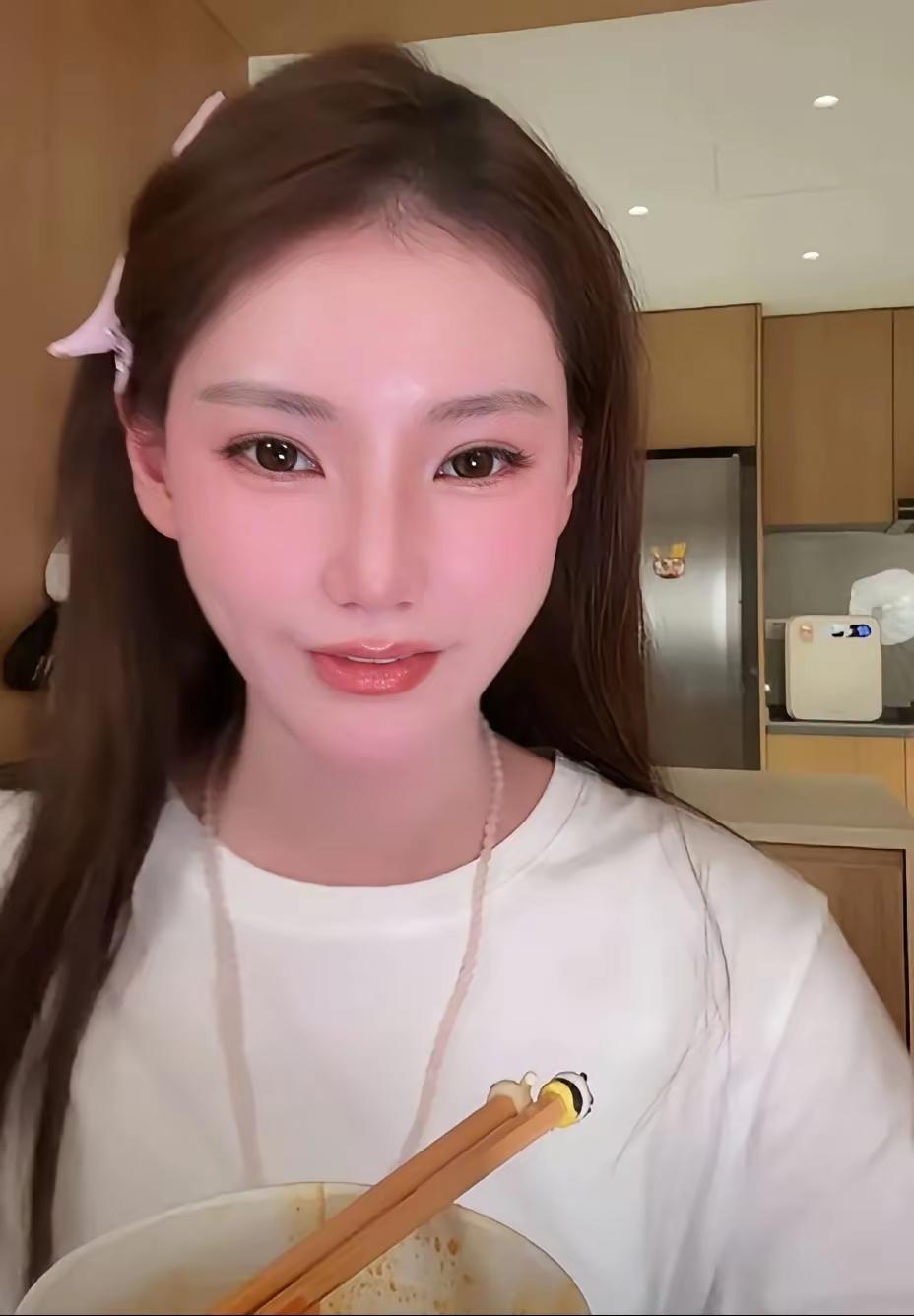 明明一双孩子还留在异地，马筱梅独自带着汪小宝回到北京，一场直播开播仅一小时，就直