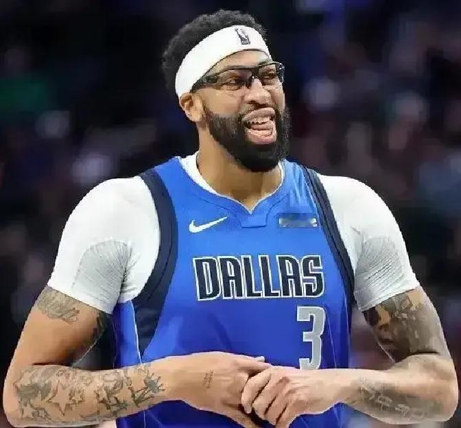 浓眉突然能拿捏约基奇了？掘金球迷别慌，问题不在约老师退化。第一层真相：独行