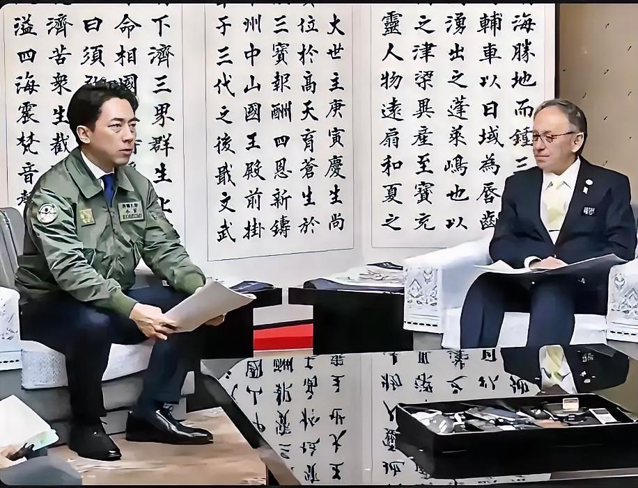 看看这张照片，还说“琉球是日本的”，不是在睁着眼睛说瞎话吗？这是冲绳知事玉城