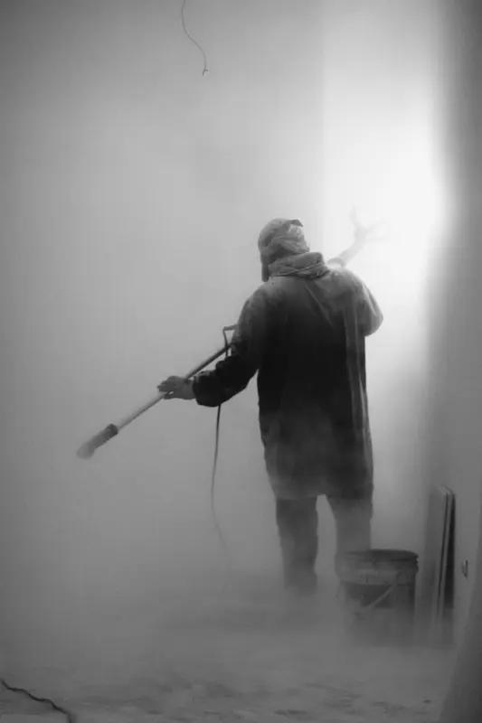 炸翻了！两个00后刮腻子，一年狂赚100多万，凭啥比白领挣得多？家人们敢信