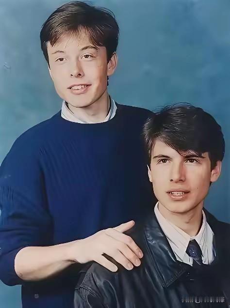 马斯克小时候在老师的眼里，是一个非常一般的孩子，根本谈不上出类拔萃，老师甚至认为