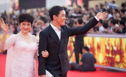 一次，冯远征带着老婆梁丹妮参加聚会，他的朋友十分无礼地说道：“远征，下次别带你老