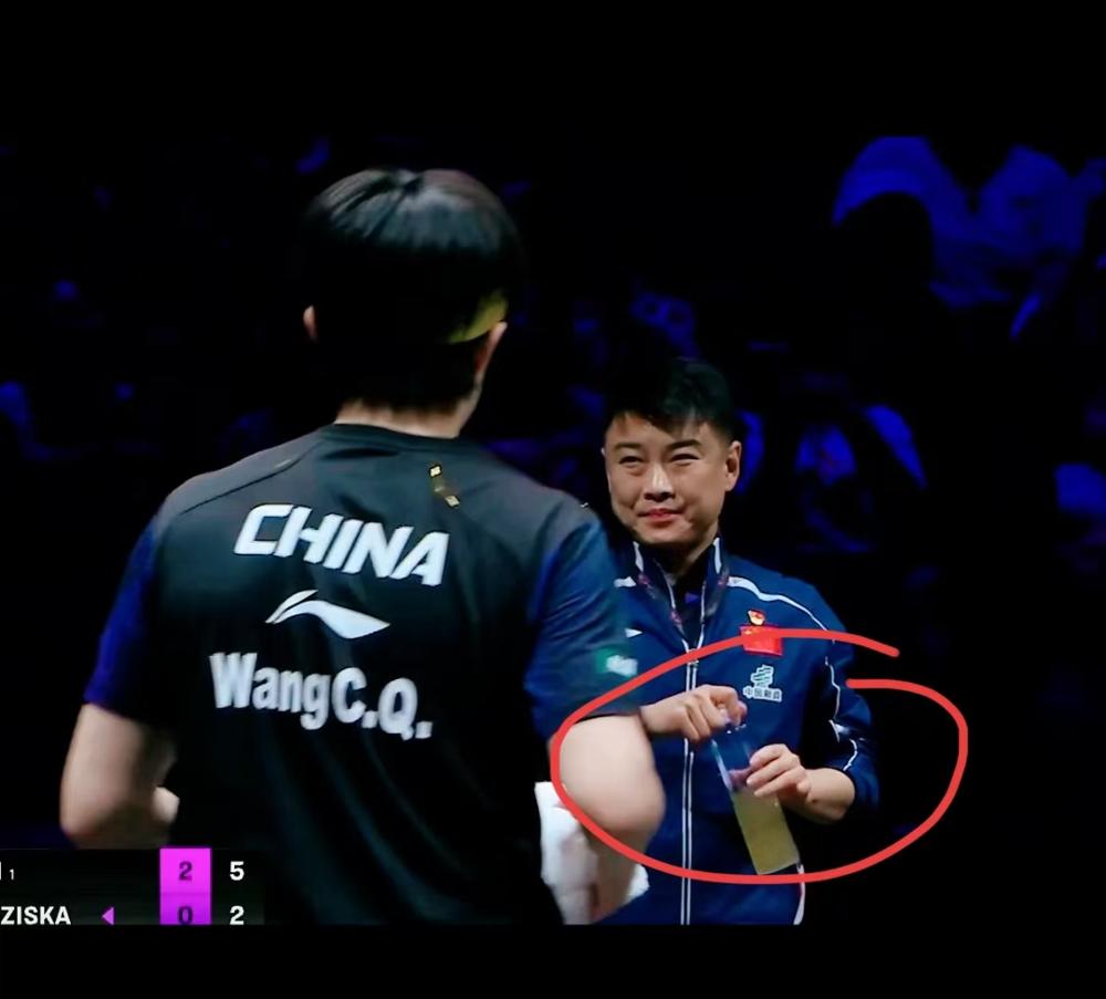 你刚刷到没？那个在亚洲杯喊“他拉不死你”的狠人，今天笑成了老父亲！昨天刚结