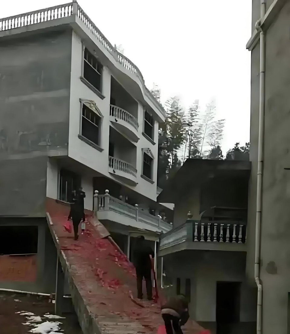 这家人建的坡，太缺德了！