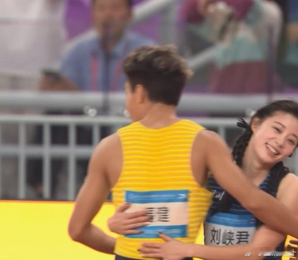 中国田径金童玉女在镜头前大胆亲吻姐弟恋正式公布于众两人抖音头像有点迷或百无禁