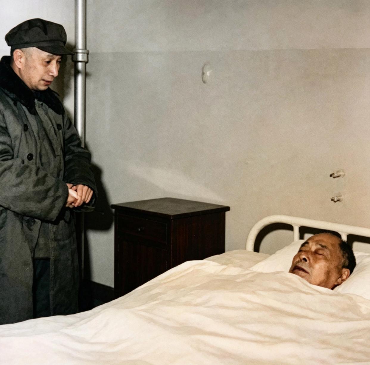 1971年病榻前，两位"战神"的最后一面。照片里，穿棉大衣、拄着手杖、