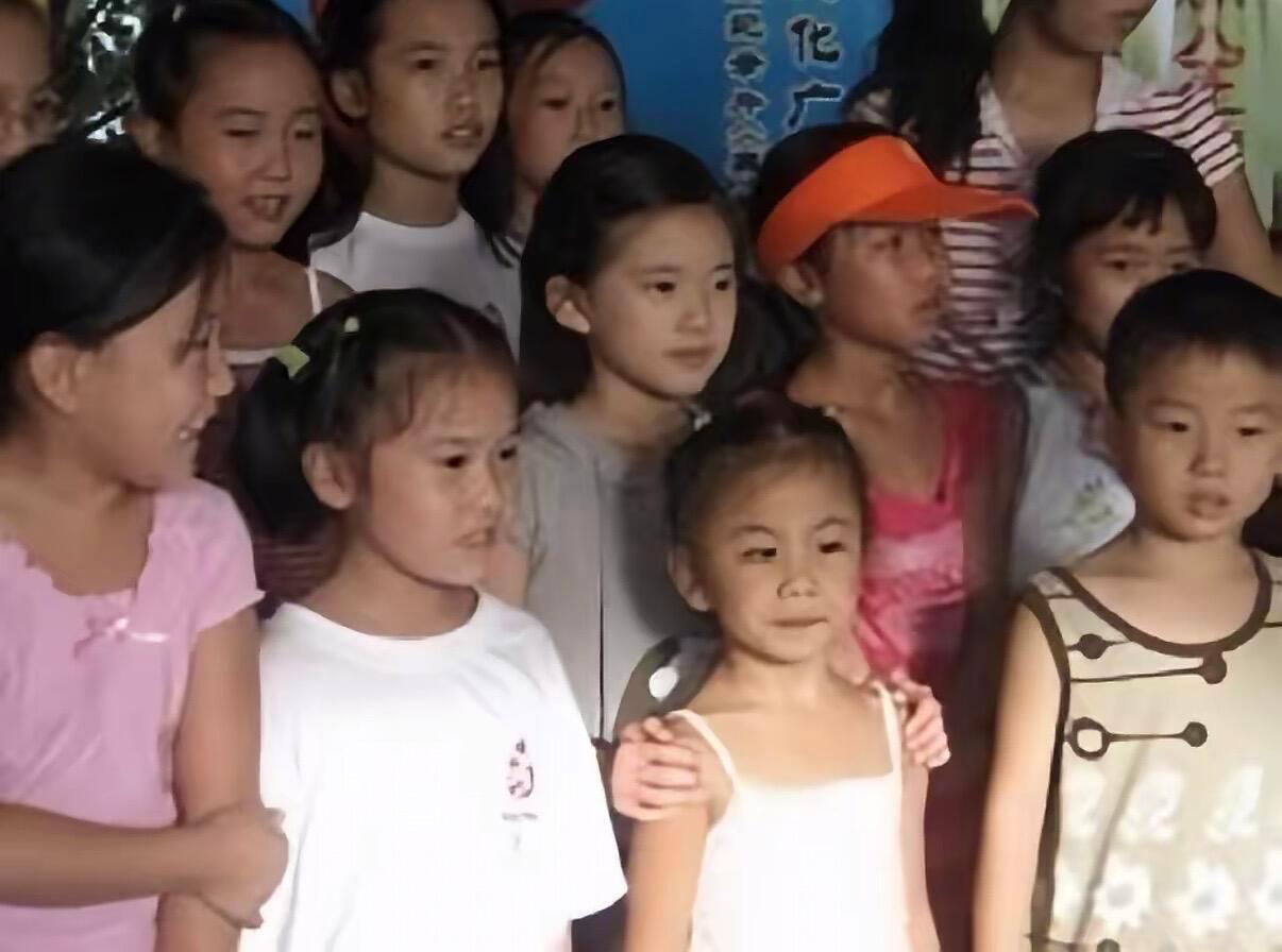 我的露儿要像小小思一样做一个快乐幸福的小女孩儿