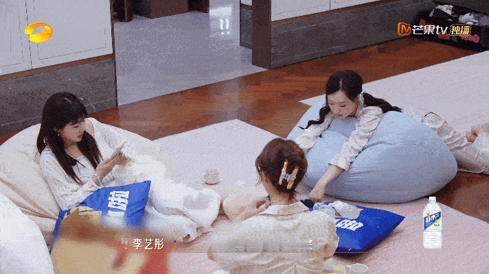 管乐谈恋爱要随时贴贴管乐分享恋爱甜蜜瞬间，和男友堪称连体婴！在张小婉模仿下，吃饭