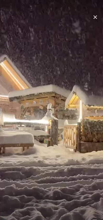 【寒潮开始发力，暴雪和极寒进入我国】昨夜今晨新疆北疆雨雪交加，阿勒泰山沿线还遭遇