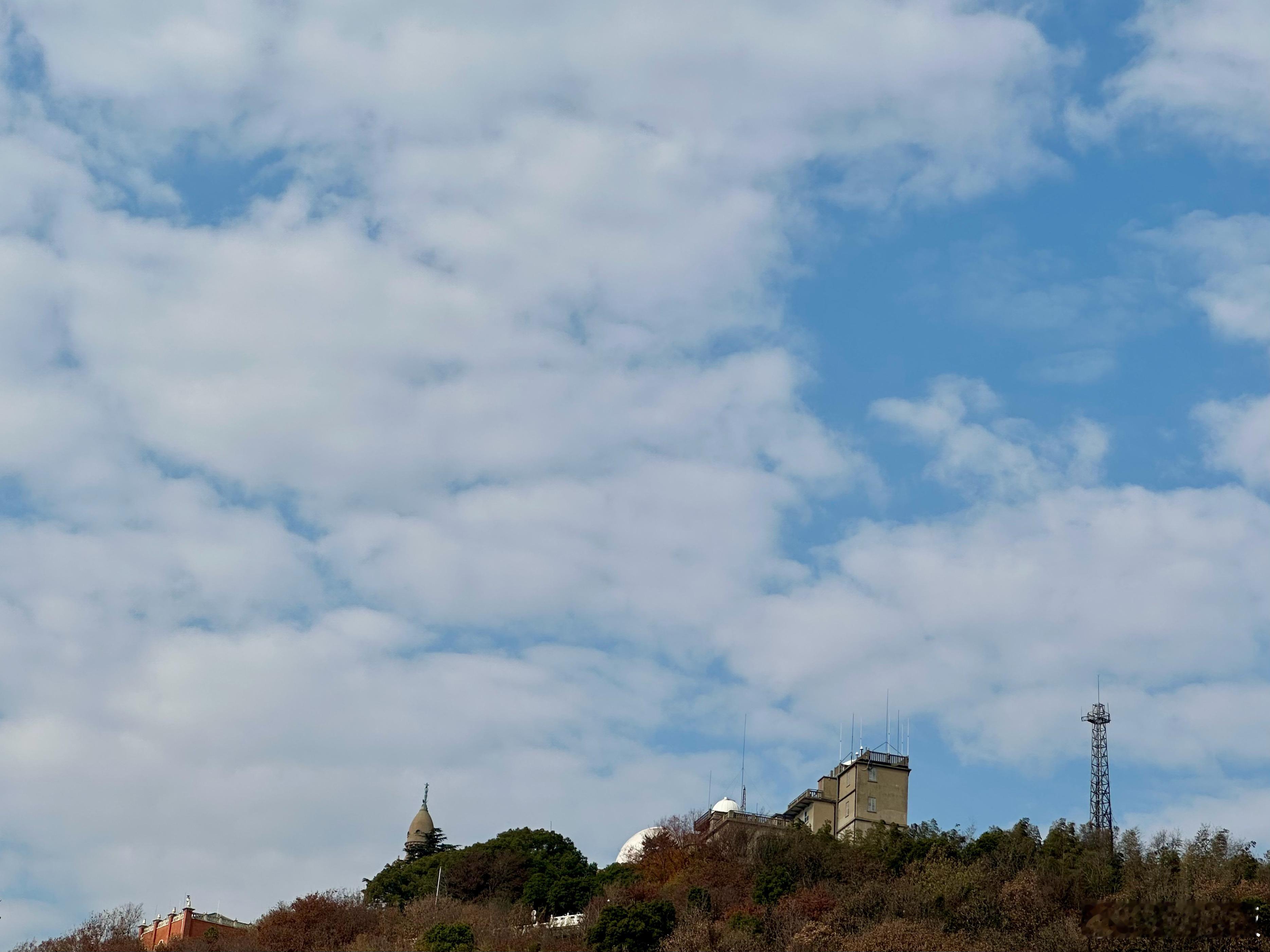 冬天迟迟不来，路边的杨柳还都是绿色密密的叶子。早餐吃饱了爬山。想着后天就是冬至，