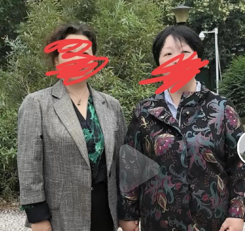 突然开会，赶紧打感情牌。会议室里，她故作姿态，拉着女儿的手，一副慈母模样