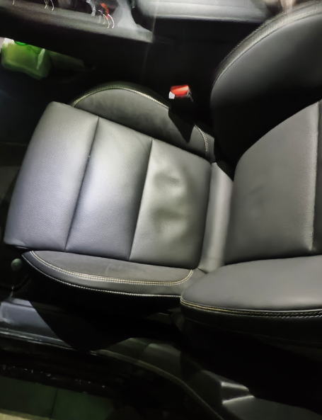 领克03提车两个月，2000公里不到，座椅这样正常吗兄弟们年前就是这样了，跟4