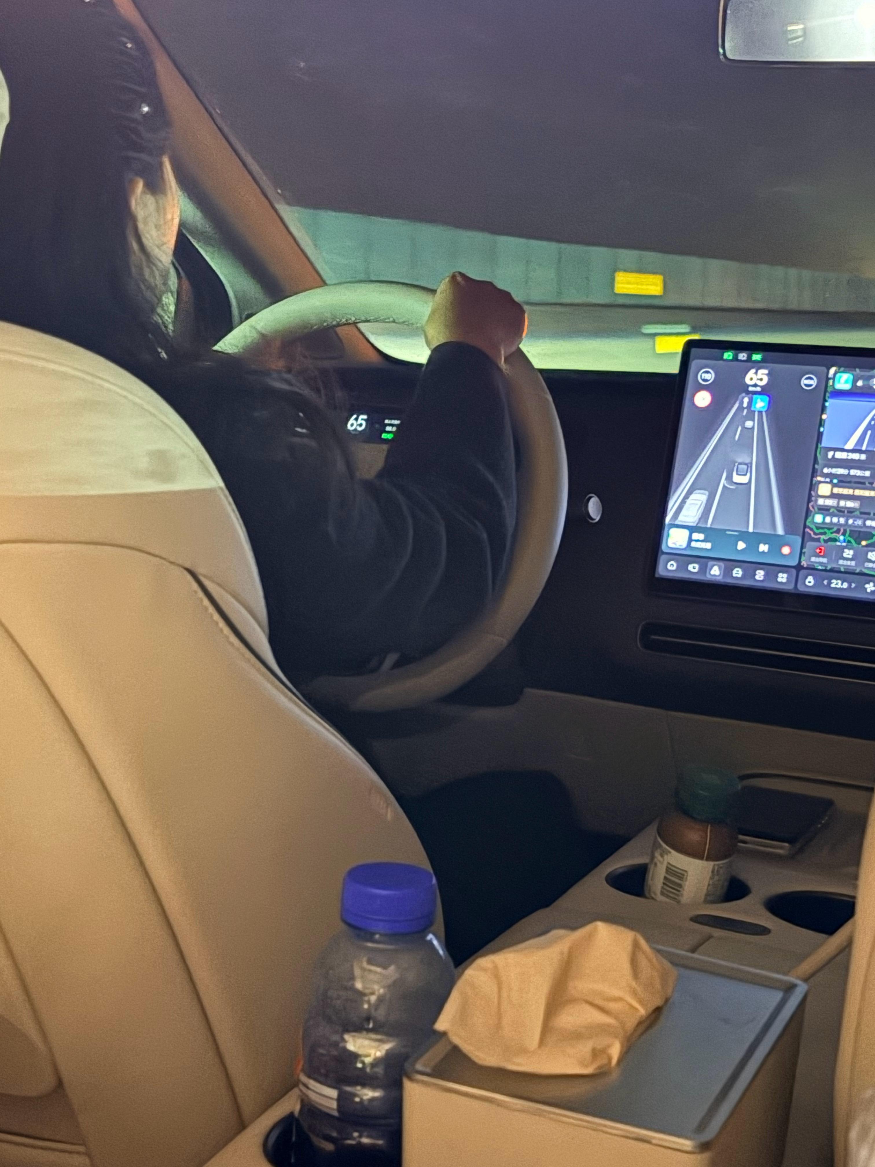 出来这么多天，某人终于摸到方向盘了