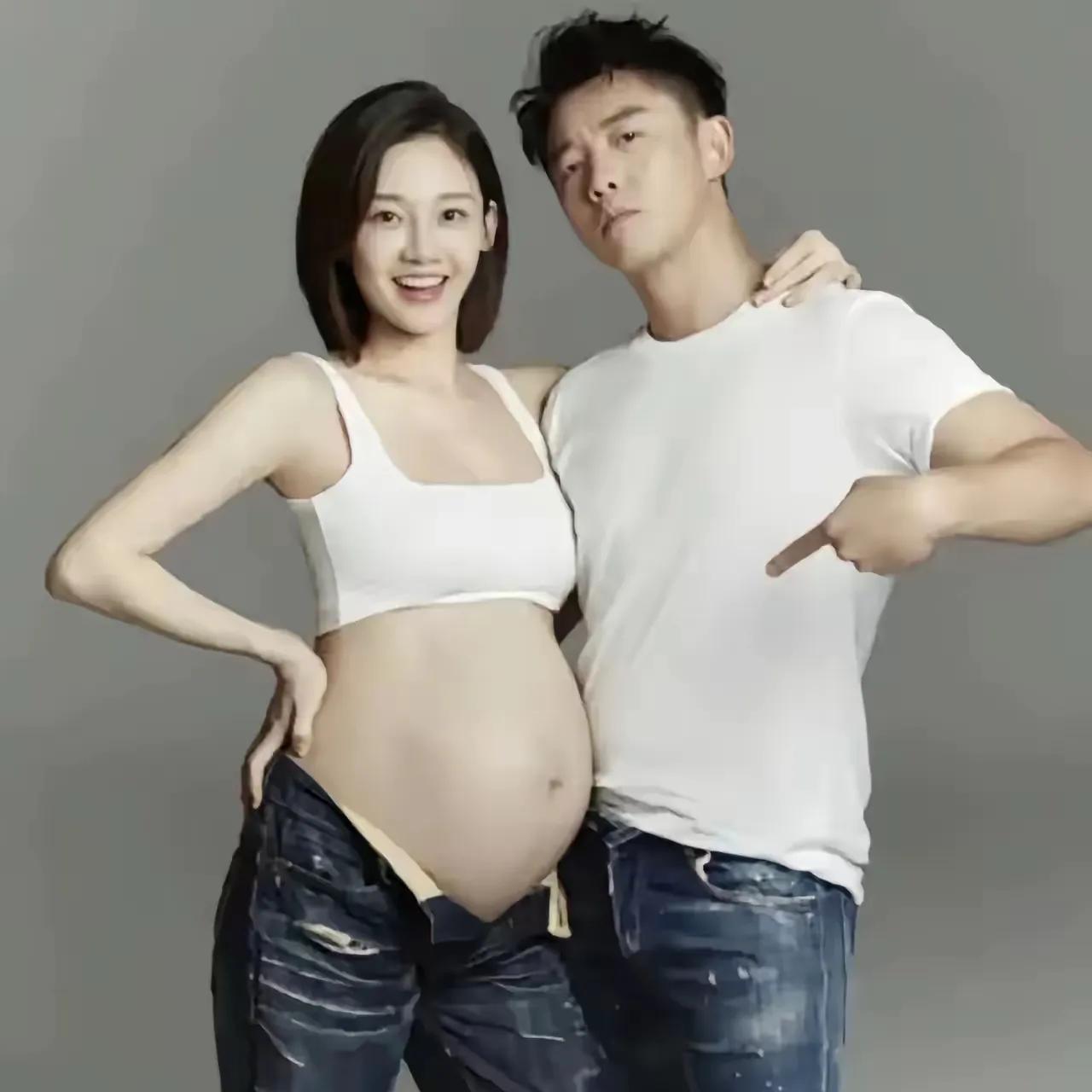 郑恺的老婆真的是一名英雄妈妈，在她和郑恺的婚姻生活中，短短4年时间里生下了三个孩