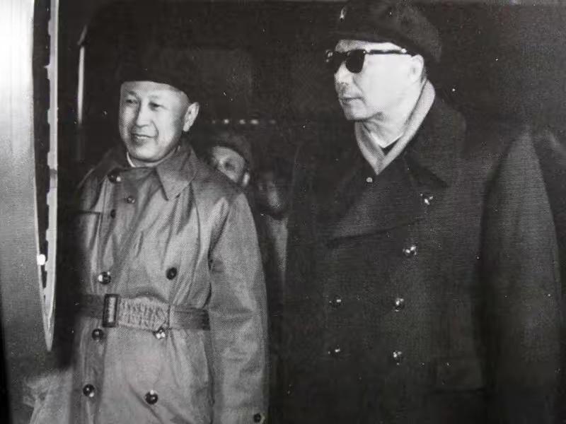 一次，钱学森来找聂荣臻汇报工作，聂荣臻看到他从一辆蓝色轿车上下来，就问秘书：“我