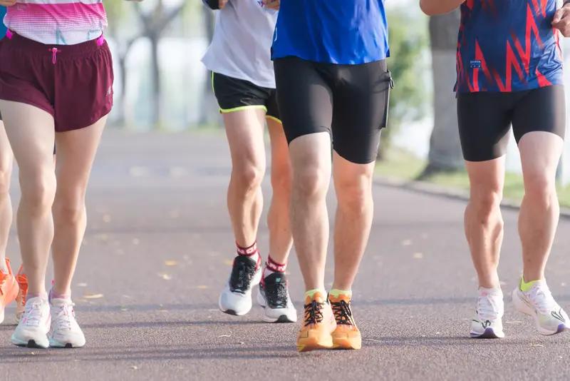 你有坚持跑步锻炼吗?我始终坚持跑步锻炼，这一习惯带来的改变着实不小。从前，我爬