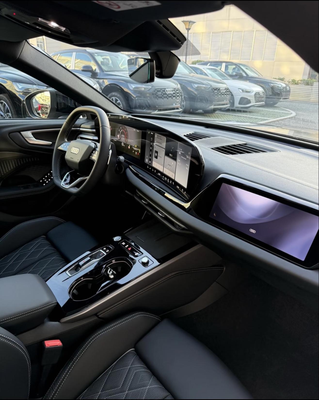 关于奥迪A5的底盘，我第一反应是——这车挺分裂的。无框车门、溜背造型、低趴姿态，