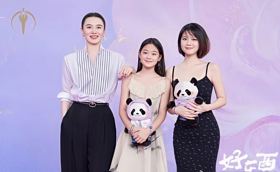 51岁梅婷熬出头！12岁女儿曾慕梅提名百花奖和宋佳一起走红毯，和妈妈长得一模一样
