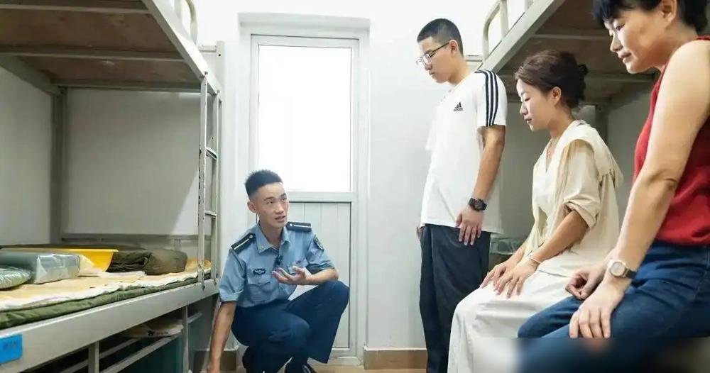 连内裤都提前备好了，500多名新生走进空军预警学院。我身边好几个早年考上军校