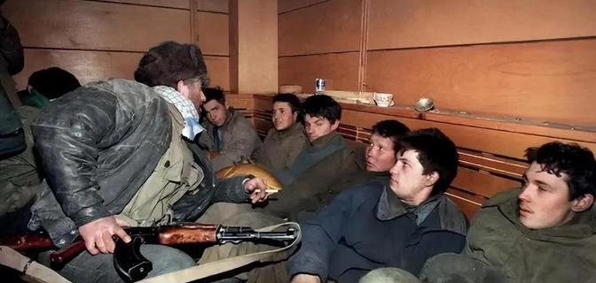 这是一张第一次车臣战争的一张图片。六个二十不到的俄罗斯士兵被俘，面对车臣士兵吓得