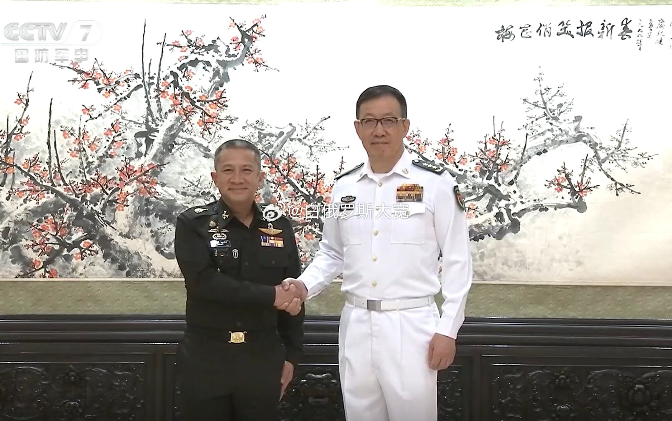 5月23日，国防部长董军在京会见来华访问的泰国军队最高司令颂威。​​​