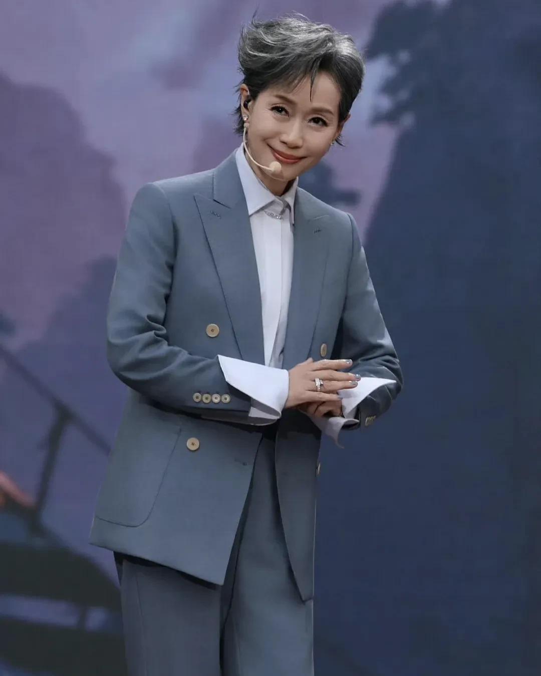 叶童终止新白娘子传奇演唱会，25日相关热搜一度冲第一。仔细看了叶童25日凌晨发