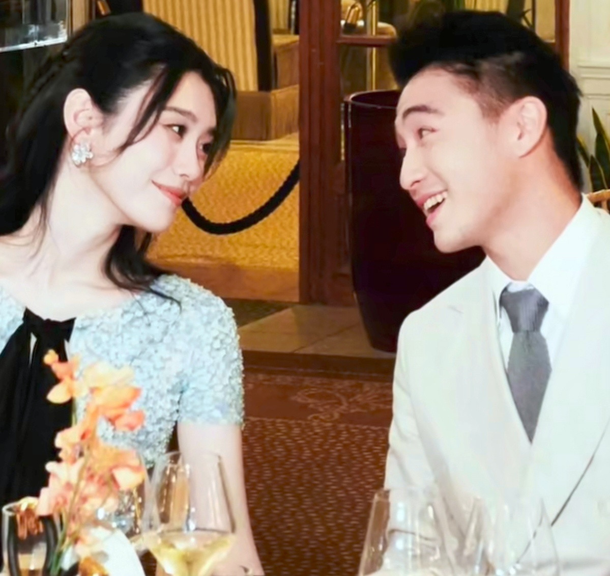 我觉得这场欢迎晚宴与其说是补办婚礼，不如说是何猷君为七年前那个被全网嘲笑的商场求