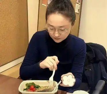 周迅也‎‏‎太自律了吧，一个人吃‏饭就吃得这‎⁠么清淡。