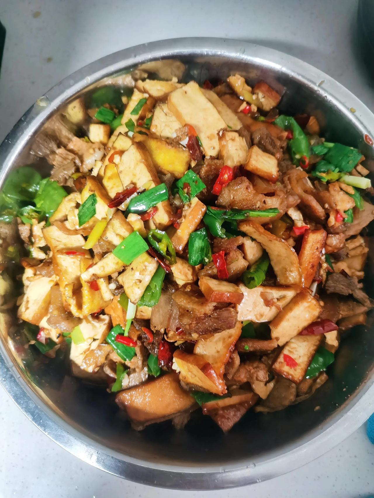 今日公司食堂家常菜谱：豆腐干炒五花肉金玉满堂炒波菜。风风雨雨，是生活的