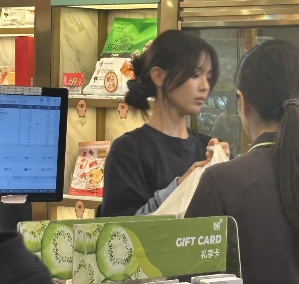 杨超越真的好适合演苦命的打工人，所以她以后可以演一个从小流落在外的豪门千金，从小