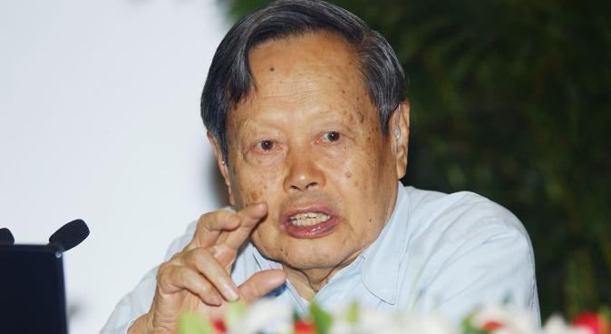 2012年，杨振宁曾顶着骂名阻止建造2000亿的大型粒子对撞机，这也惹怒了中国科
