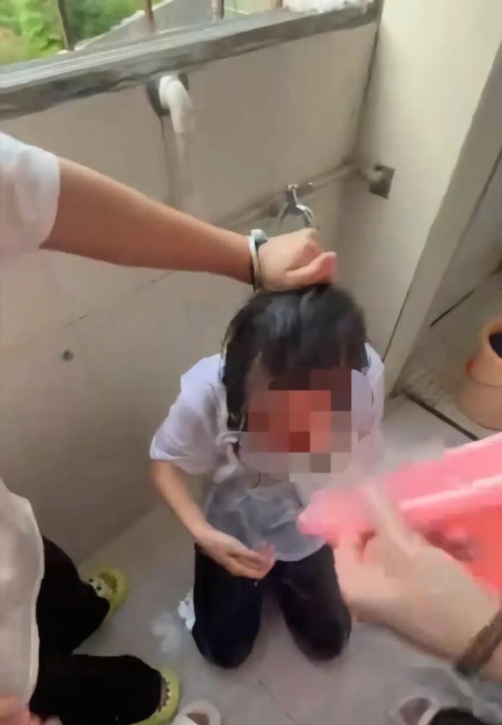 广西苍梧石桥中学多名女学生打骂一女生后续，被打骂女生的父亲唐先生介绍，女儿今年1