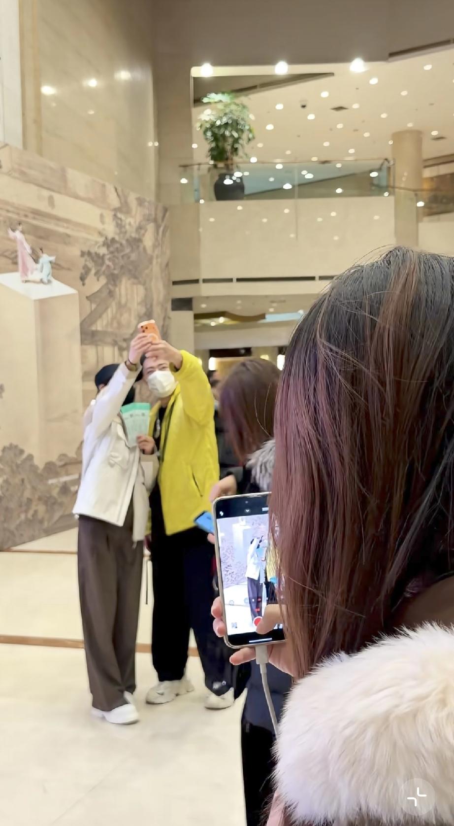 李冰冰与任泉单独出行，不用带保镖，任泉头变大了，像王宁!2月1日，有网友在北