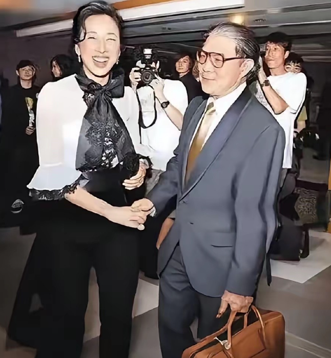 离婚后的朱玲玲与霍震霆在一次晚宴上相遇，当着众人的面朱玲玲主动上前去握着霍震霆