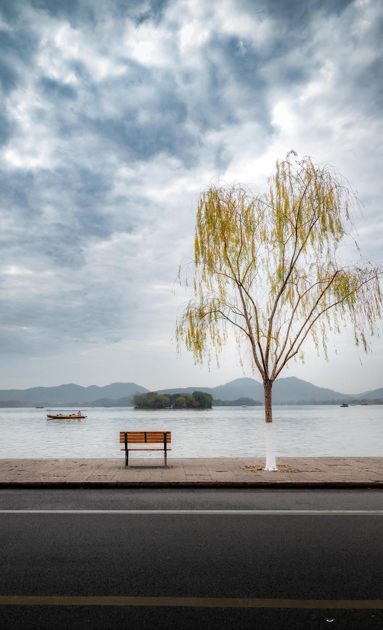 西湖的中式美学，精髓全在“留白”里！湖水悠悠，远山淡影，亭台隐在树后，光