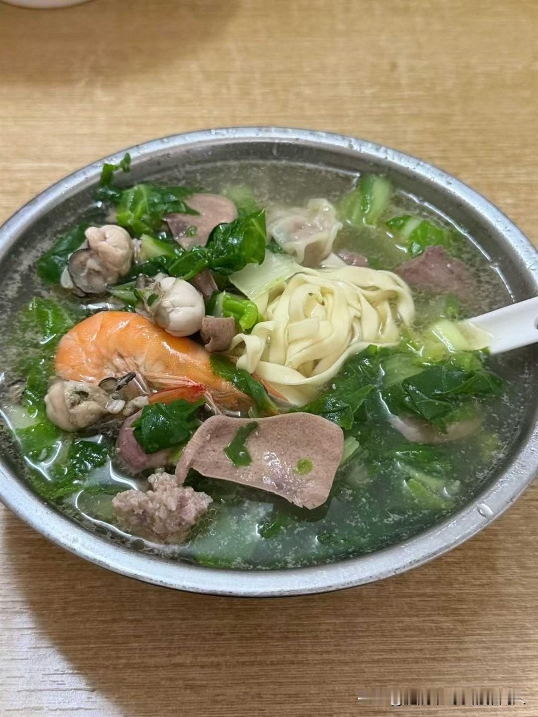 我们单位招人，一个要求40岁以下的普工岗位。昨天人事领着个大姐过来试岗。她看着大