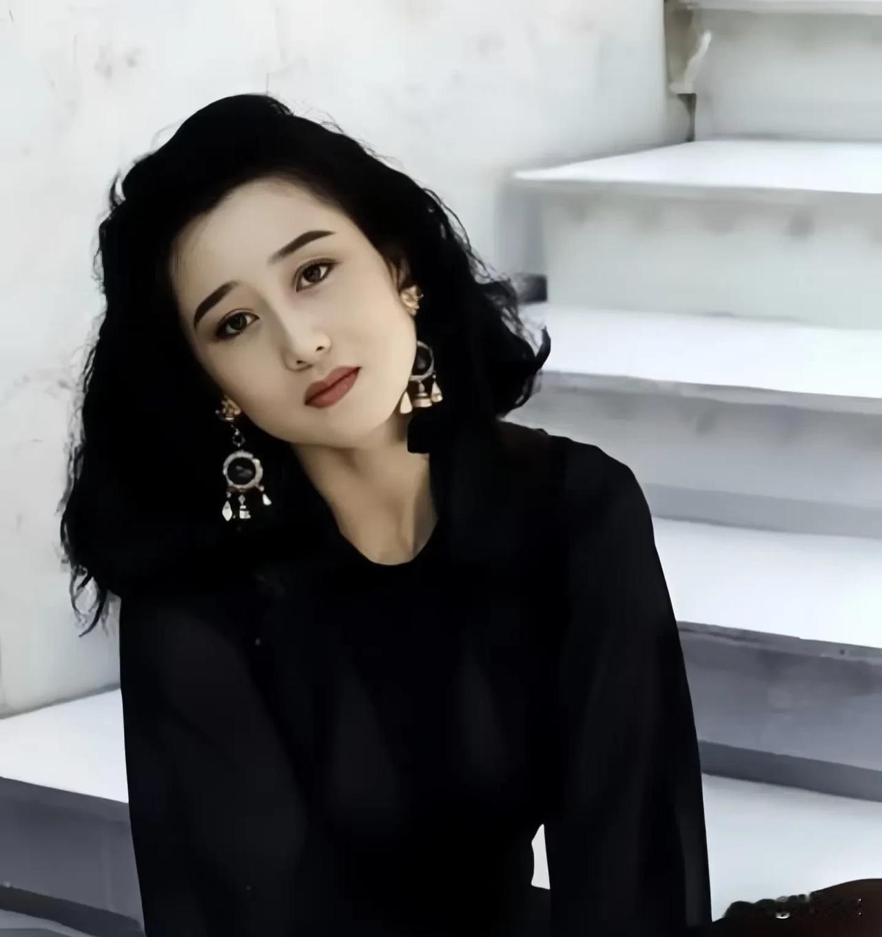 年轻时的利智真的是风华绝代，太美了！而以前港圈比我们想象的复杂，就像关之琳李嘉欣