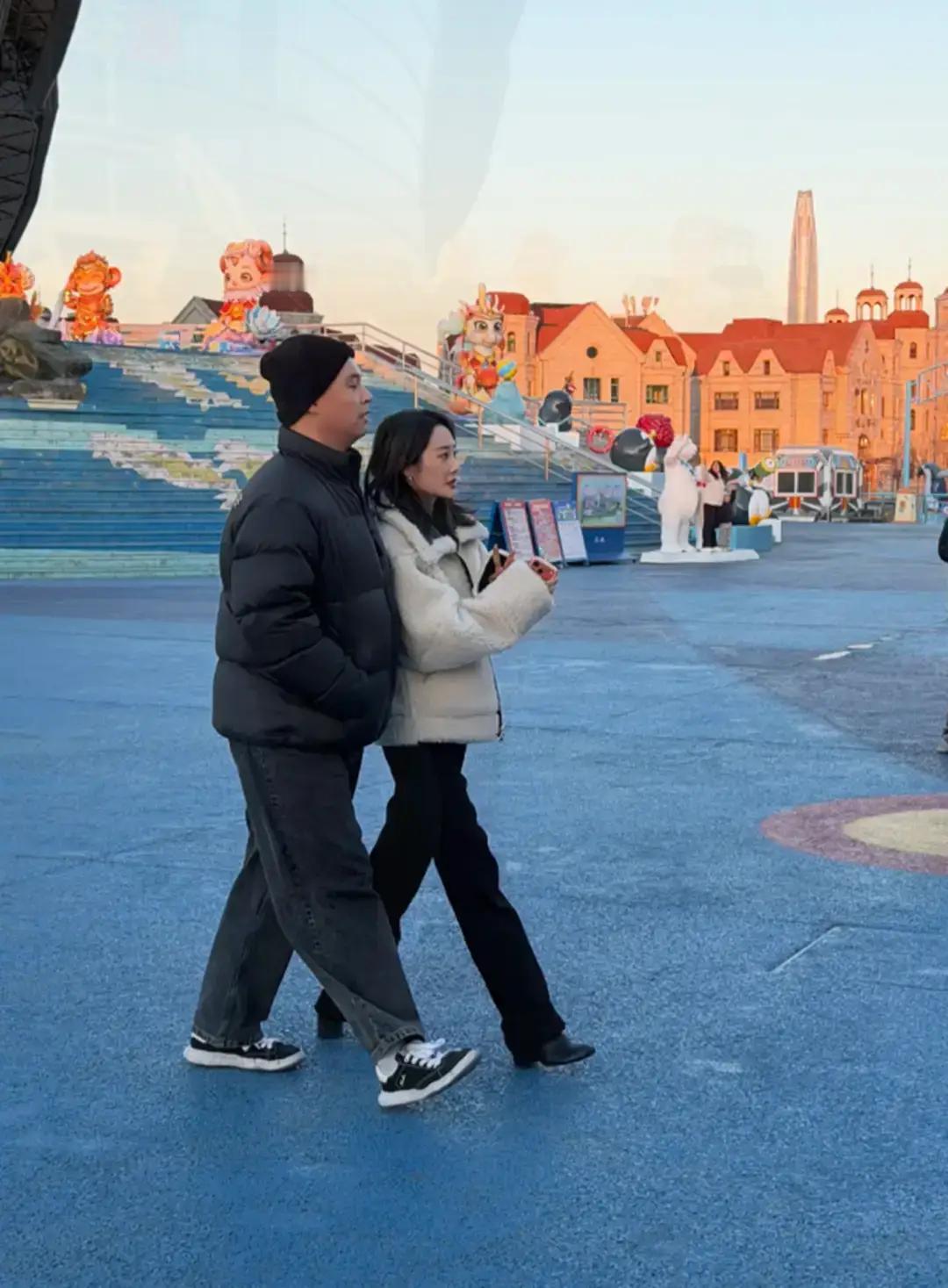 马頔也太接地气了吧，完全没有明星感。和妻子在一起好像爸爸带女儿。