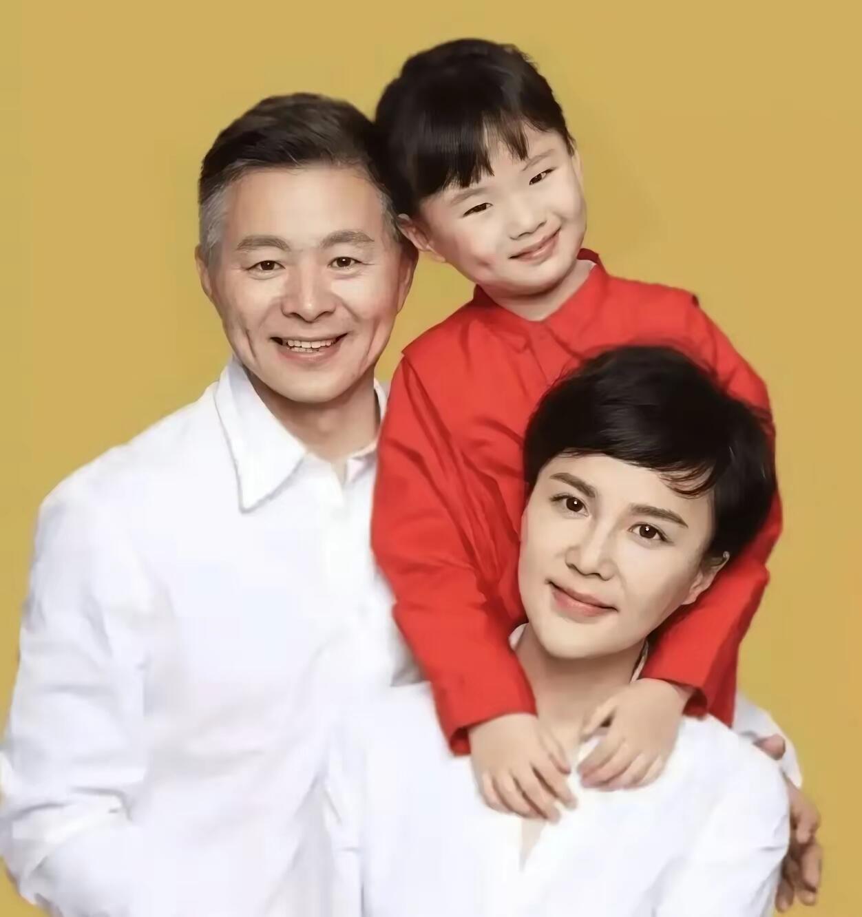 这话其实是说：王宏伟对妻子杨珊珊，像疼女儿一样细致、操心、管得多、宠得深。两人