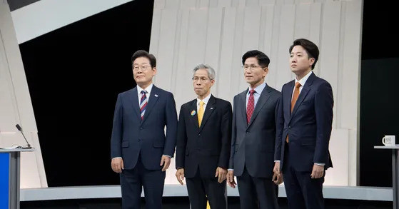 韩国大选辩论：咋成了吵架？天呐！你敢信吗？韩国总统大选的