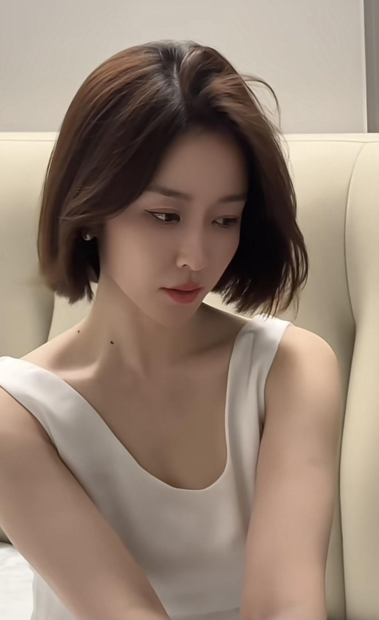 人瞎活着就行，什么也别想。人生一共三万天，活一天就赚一天，高兴一秒就赚一秒，